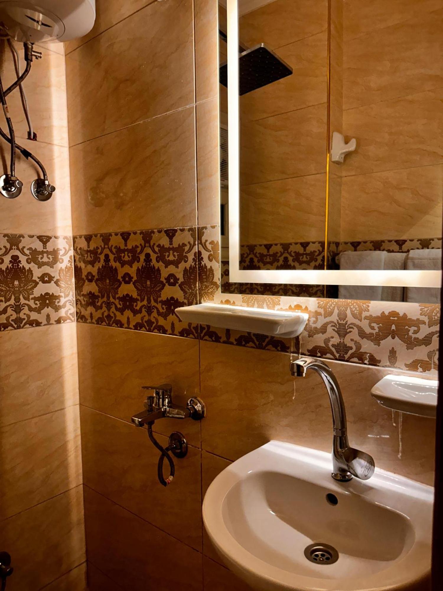 Pyramids On The Spot View Hotel Kafrat al Jabal Exterior photo